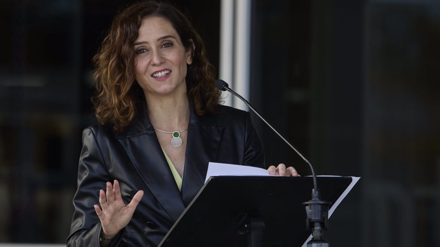 Ayuso, a tres diputados de la mayoría absoluta en Madrid, según una encuesta