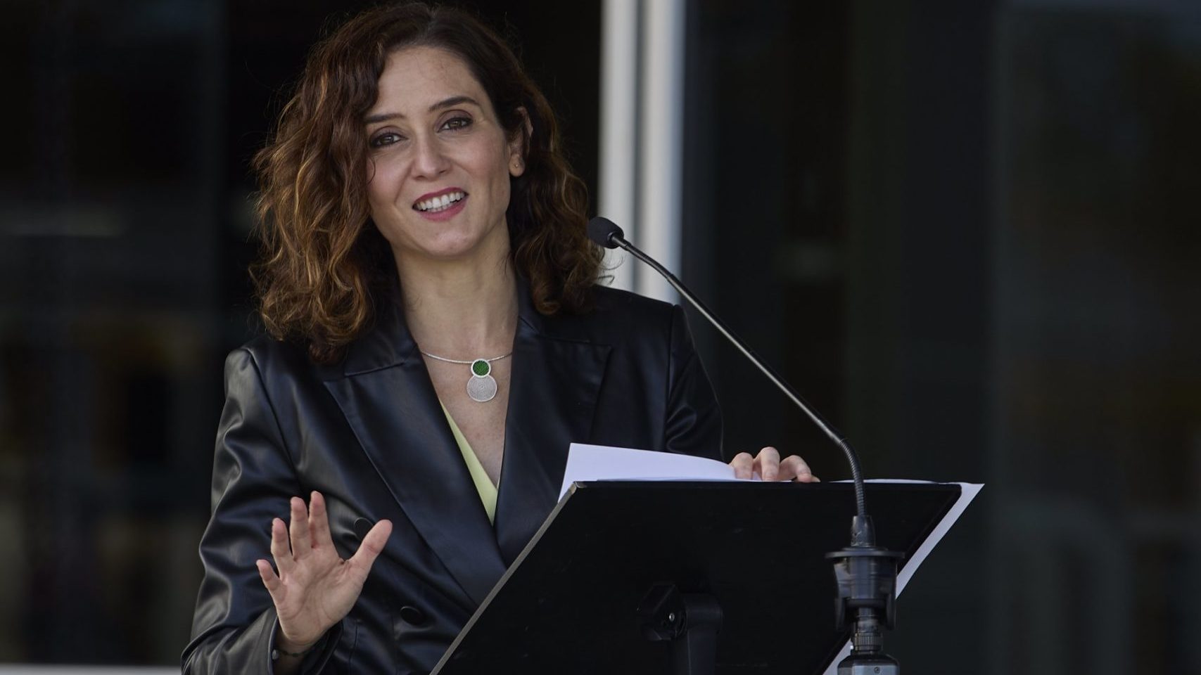Ayuso, a tres diputados de la mayoría absoluta en Madrid, según una encuesta