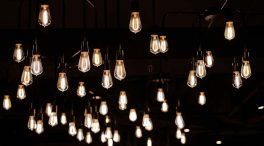 El precio de la luz baja este viernes un 0,36%, hasta los 227,59 euros/MWh