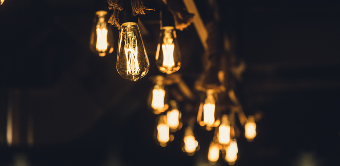 El precio de la luz cae este sábado un 4,5%, hasta los 218,46 euros/MWh