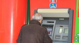 Los bancos emprenden una carrera frenética para no perder a sus clientes mayores
