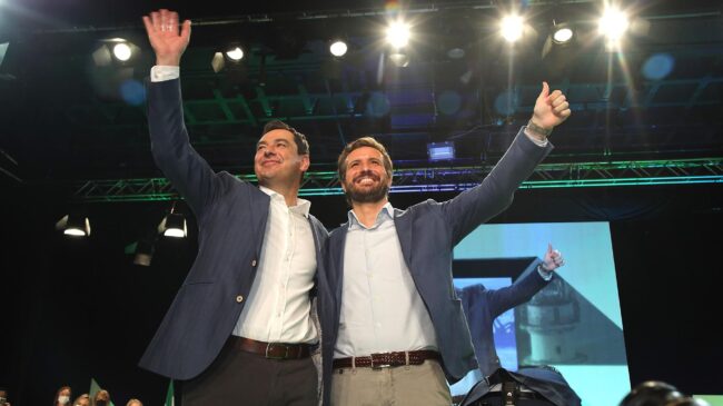 (VÍDEO) Las redes cargan contra Casado por su 'entrada triunfal' en el congreso del PP andaluz para luego criticar los "personalismos"