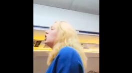 (VÍDEO) Aplausos a un piloto de avión que expulsó a una mujer por "discriminar a los no vacunados"