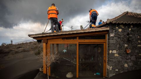 Primera víctima mortal del volcán de La Palma: un hombre de 70 años que  limpiaba ceniza de los tejados