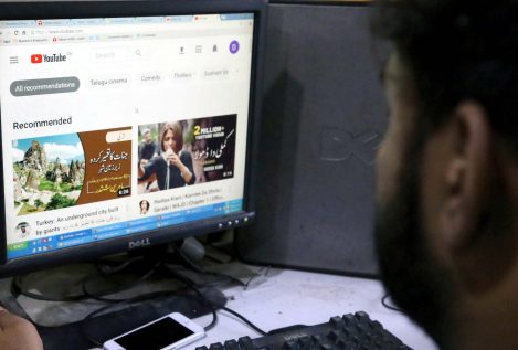 Opacidad, negacionismo y polarización: así operan las plataformas que propagan el odio en las redes