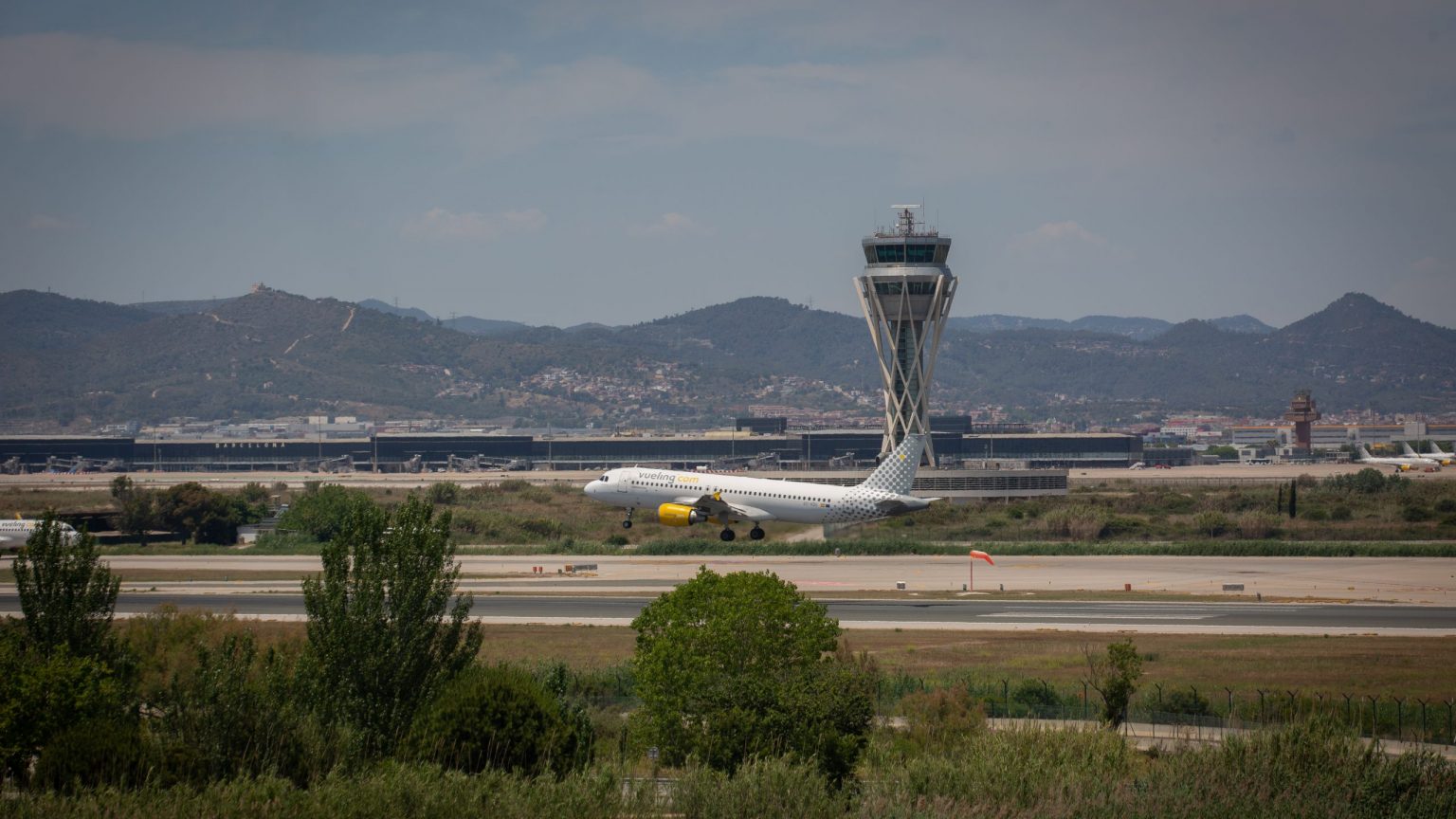Unos 40 pasajeros de un vuelo de Egipto se amotinan en el Aeropuerto de Barcelona para pedir asilo