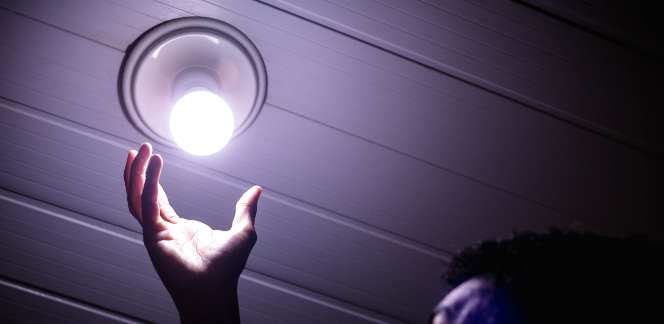 El precio de la luz cae este martes un 4,6%, aunque encadena su sexto día por encima de los 200 euros/MWh