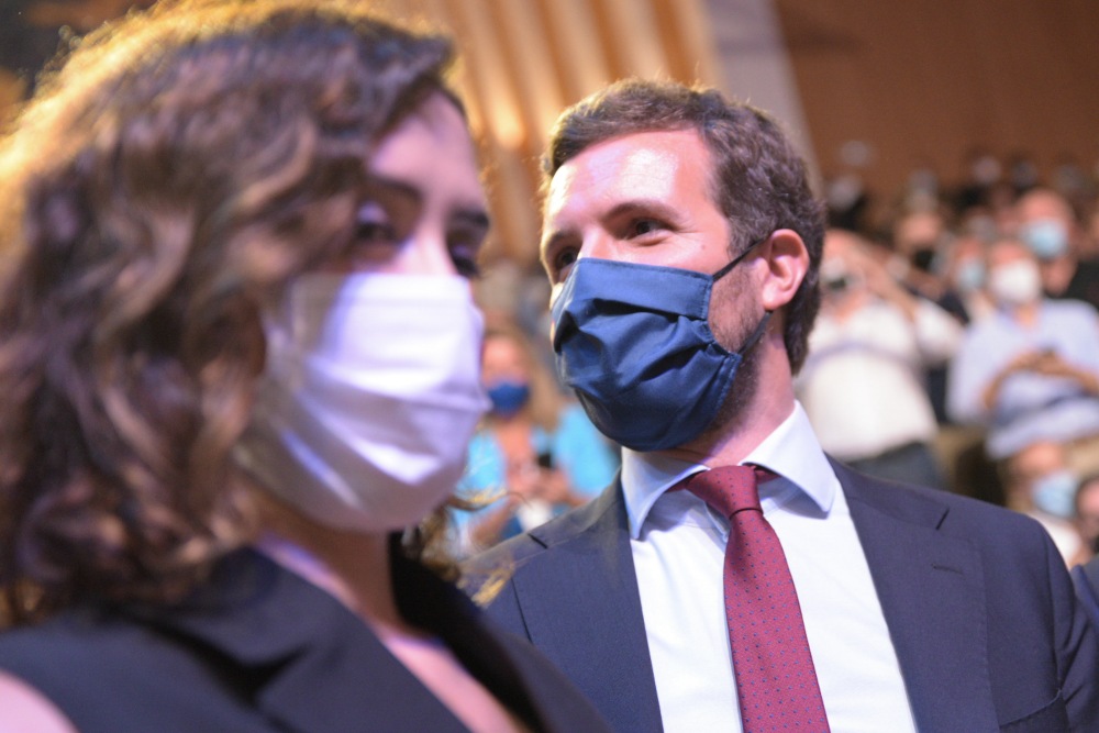 El PSOE aprovecha la guerra interna del PP para adelantarse en las encuestas