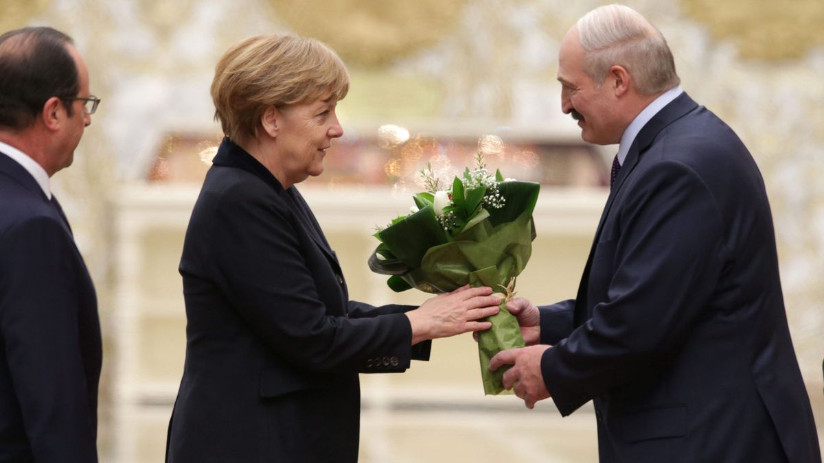Lukashenko y Merkel acuerdan iniciar negociaciones entre la UE y Bielorrusia para resolver la crisis migratoria con Polonia