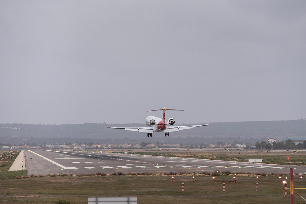Dos inmigrantes del avión de Palma huyeron a Barcelona