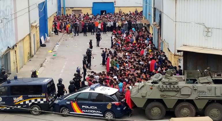 La policía incauta cartuchos de bala en las naves que acogen a inmigrantes ilegales en Ceuta