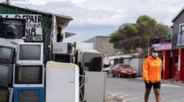 El mundo intenta blindarse ante la nueva variante Ómicron vetando los viajes con África austral