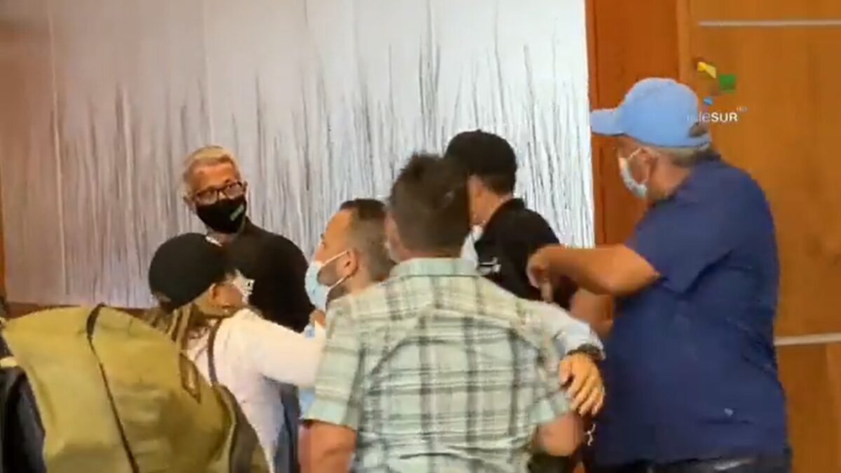 (VÍDEO) Un candidato opositor venezolano abofetea a otro frente a la observadora jefa de UE a pocos días de las elecciones