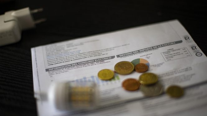 La luz baja este domingo de los 200 euros por primera vez desde el 8 de diciembre