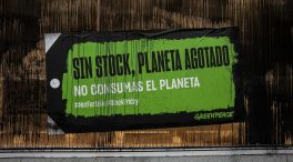 Greenpeace cubre varios escaparates para  denunciar el 'Black Friday'