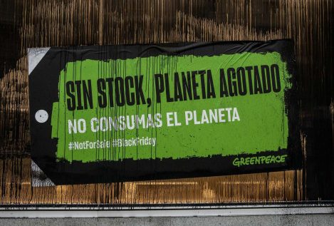 Greenpeace cubre varios escaparates para  denunciar el 'Black Friday'