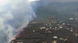 La nueva colada de La Palma destruye el campo de placas solares y numerosas viviendas