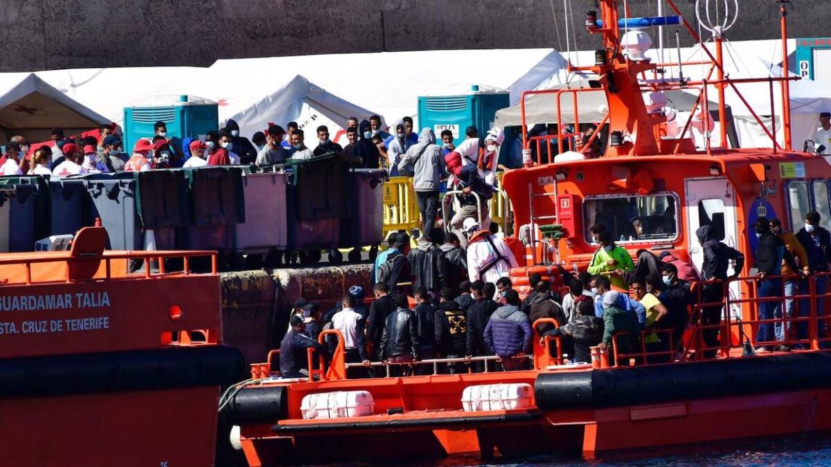 Llegada masiva de inmigrantes: rescatan a más de 400 a bordo de diez pateras en Canarias