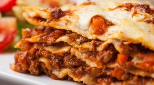 Receta de lasaña de carne y verduras con bechamel y queso gratinado