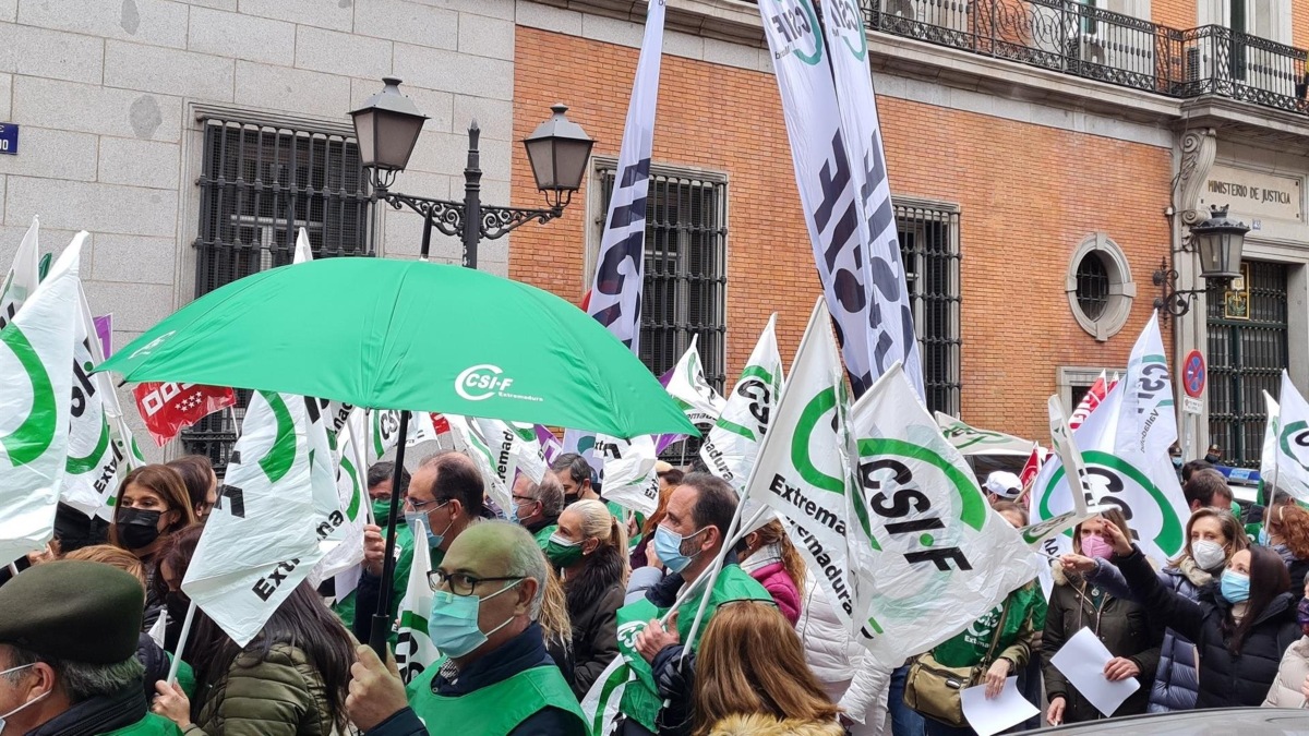 Los funcionarios vuelven a la jornada de 35 horas semanales en Castilla y León