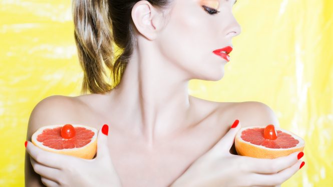 Cómo excitar a una mujer a través de sus pezones: una guía esencial (en 7 pasos)