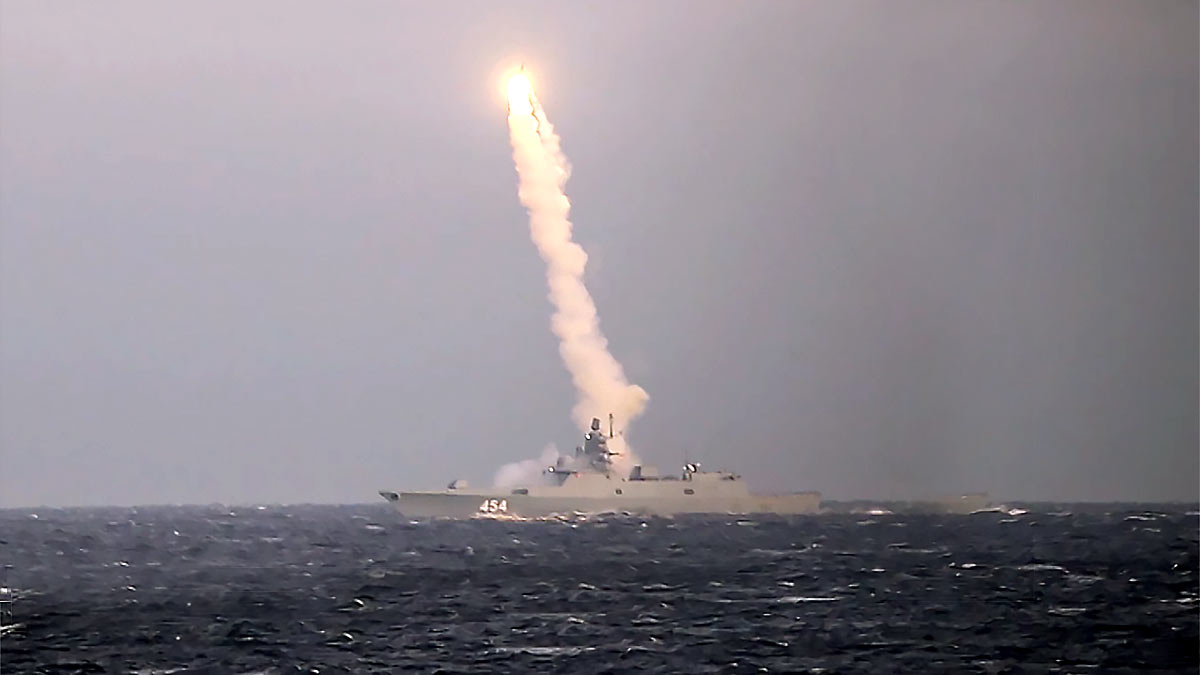(VÍDEO) Rusia vuelve a mostrar su poderío en alta mar: prueba su misil hipersónico Tsirkon