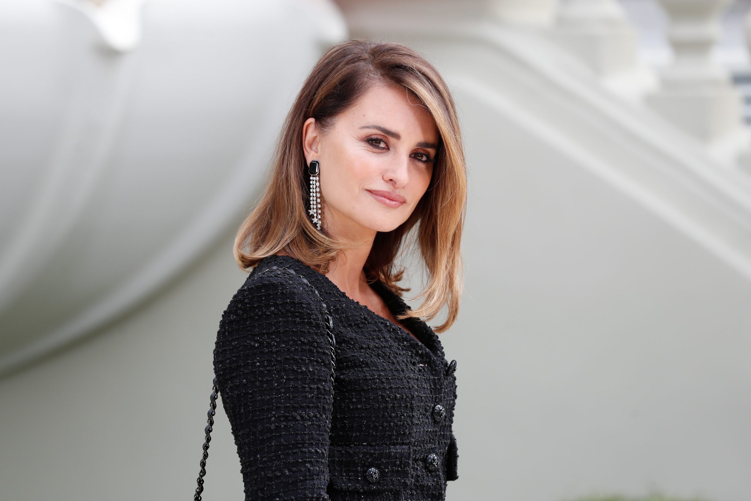Penélope Cruz vuelve a España «por la puerta de atrás», literalmente