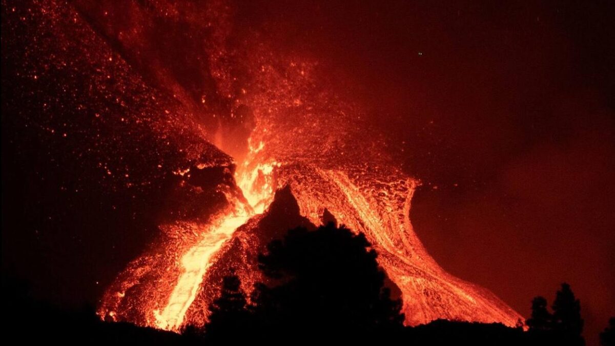 (VÍDEO) Las coladas del volcán de La Palma siguen avanzando y amenazan de nuevo a La Laguna