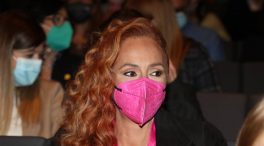 De fucsia y sin Fidel: Rocío Carrasco reaparece para recoger un premio