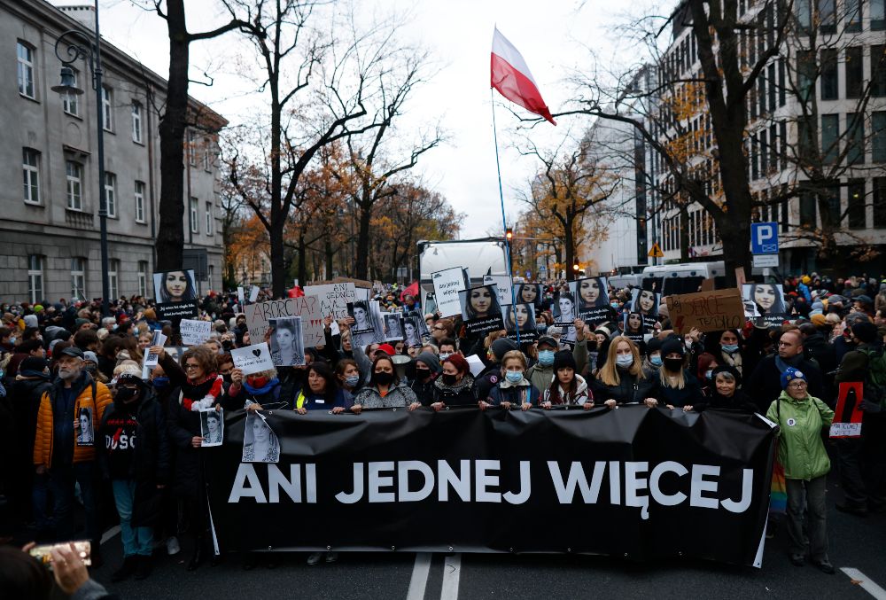 Protesta en Polonia por la muerte de una embarazada a la que se le negó el aborto