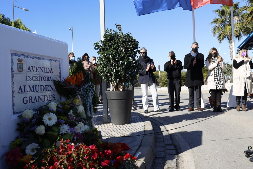 Rota se despide de Almudena Grandes, querida y vinculada a la ciudad gaditana