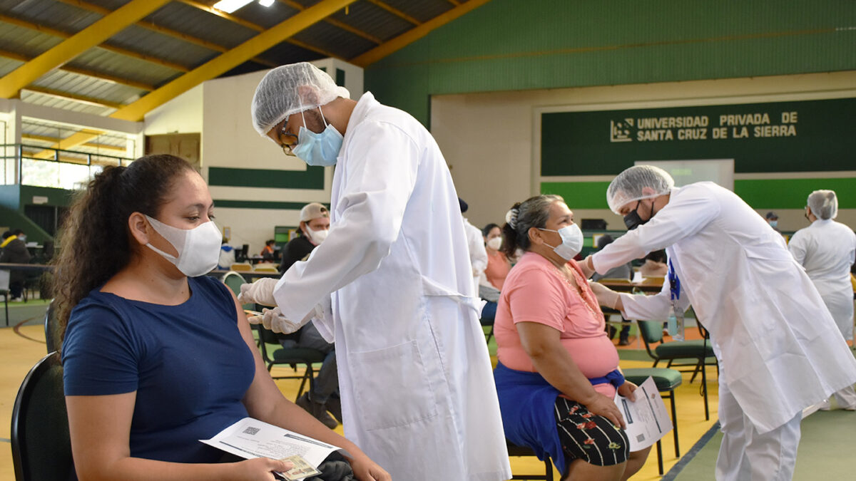 Las autoridades sanitarias afirman que vacunarse a la vez de gripe y covid no provoca efectos adicionales