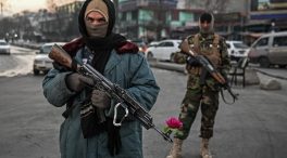 Los talibanes vuelven a entregar pasaportes en Afganistán