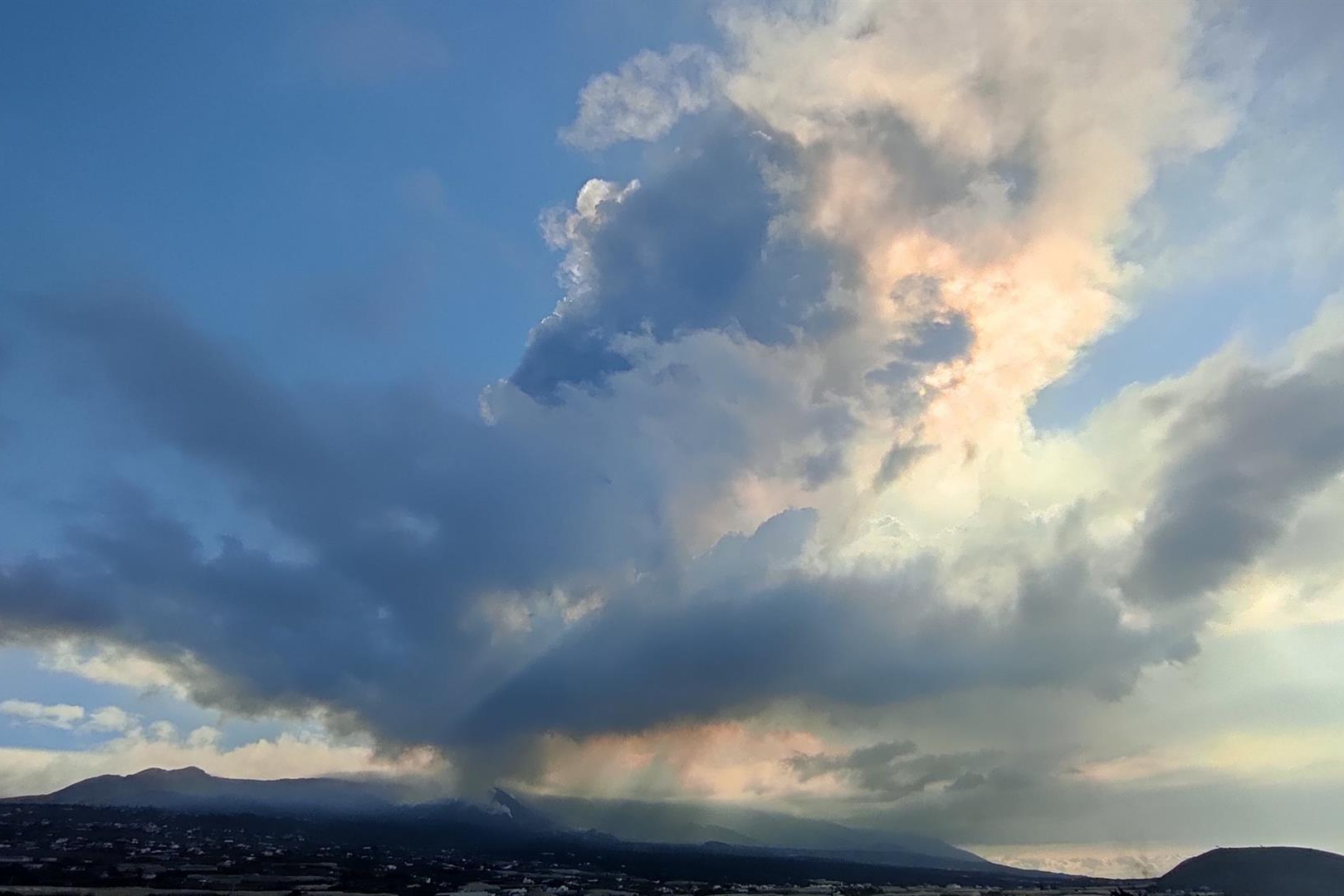 El volcán de La Palma registra una «repentina» reactivación con fuertes explosiones