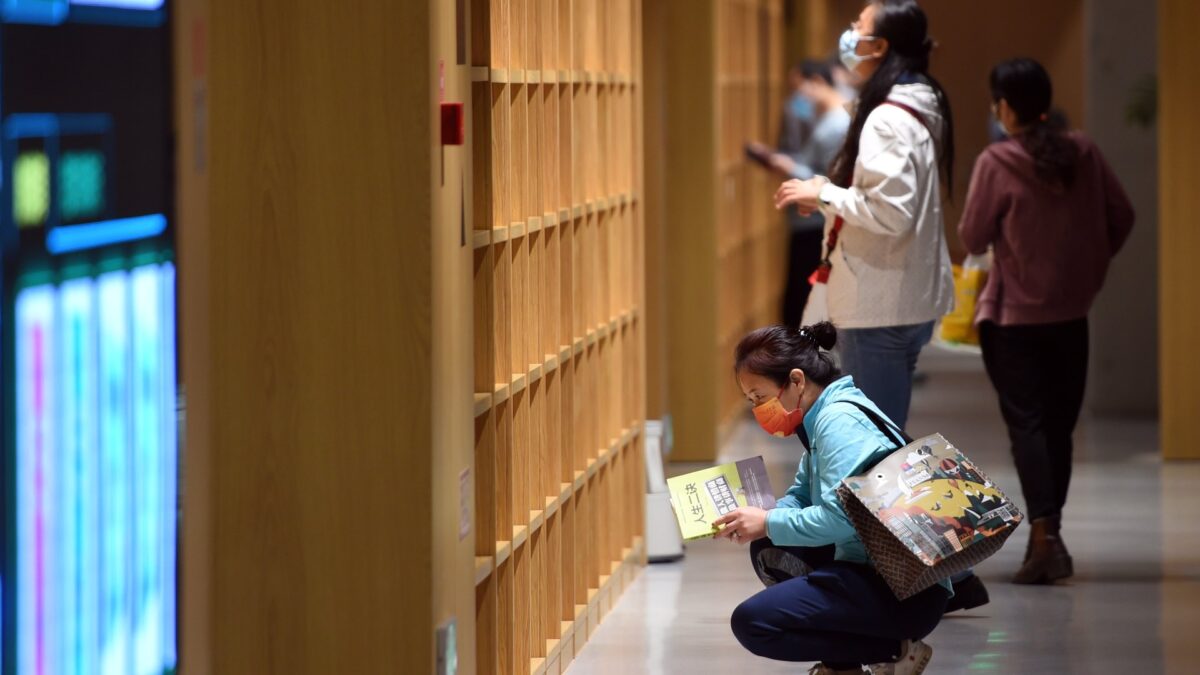 La breve historia del libro que triunfó en China tras el asalto al Capitolio