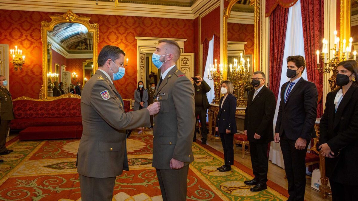 El soldado Carlos Arévalo recibe la Cruz del Mérito Militar por su plata en los Juegos de Tokio 2020