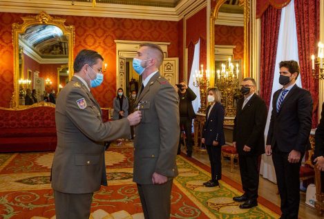 El soldado Carlos Arévalo recibe la Cruz del Mérito Militar por su plata en los Juegos de Tokio 2020