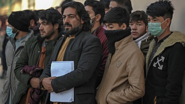 Largas horas de espera en Kabul para tramitar un pasaporte y huir de Afganistán