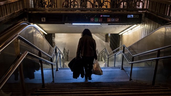 Detenido un hombre por empujar a una mujer a la vía del metro en Barcelona