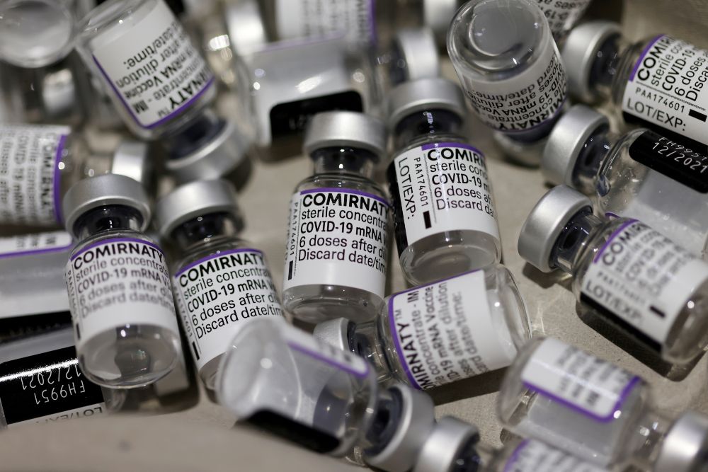 Pfizer dice que tres dosis de su vacuna podrían neutralizar la variante ómicron