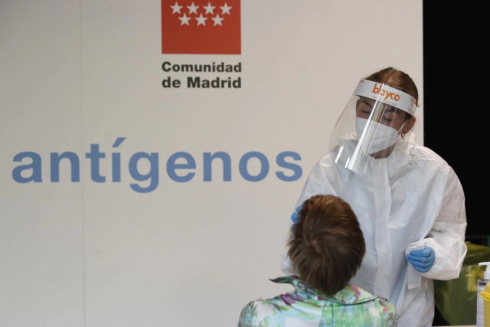 La variante ómicron supone ya más del 50% de casos en Madrid