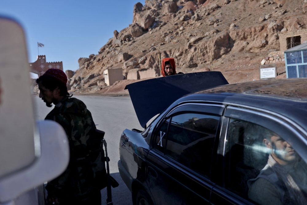Los talibanes prohíben reproducir música en los coches y llevar a mujeres sin hijab