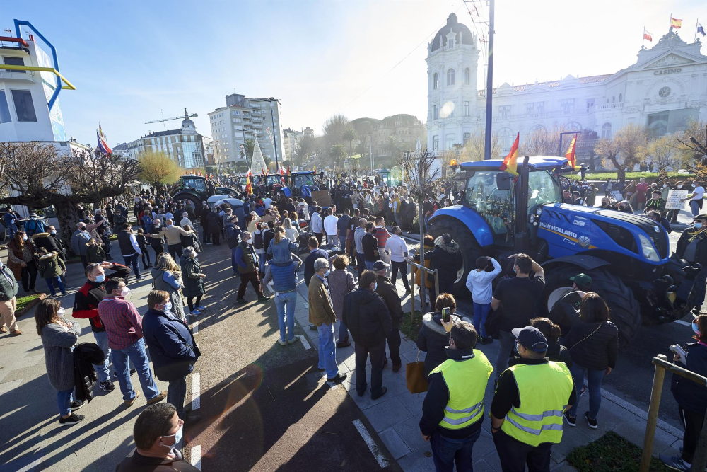 400 tractores recorren Santander en la mayor protesta del año por el precio de la leche