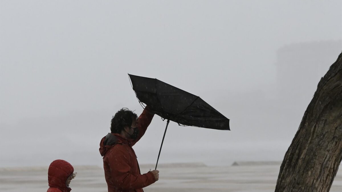 El viento pone en riesgo a una veintena de provincias este lunes