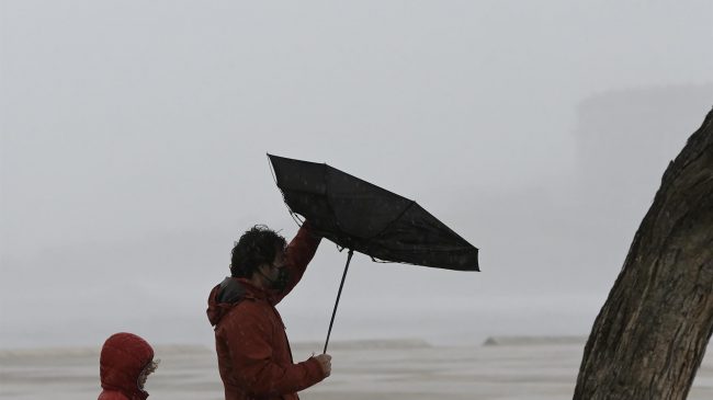 El viento pone en riesgo a una veintena de provincias este lunes