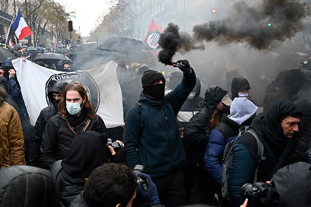 Al menos 30 detenidos en movilizaciones antifascistas en París