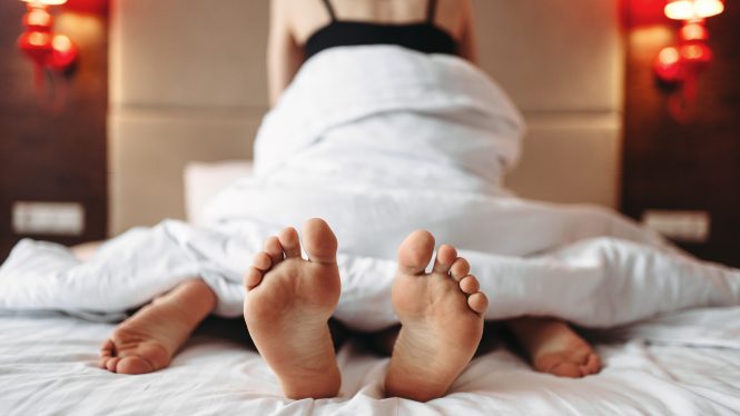 Por qué deberías tener relaciones sexuales con los calcetines puestos