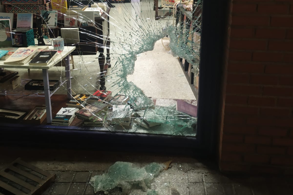 Destrozan el escaparate de una librería feminista en Madrid