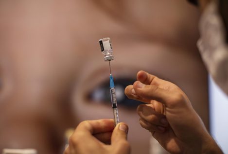 Israel comienza a administrar la cuarta dosis de la vacuna contra la COVID-19 en pacientes inmunodeprimidos