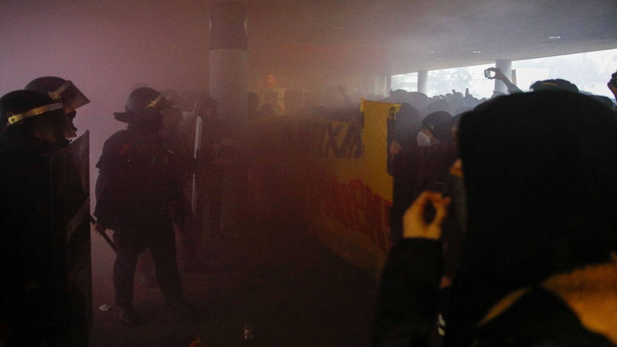 El Parlament rechaza condenar las «agresiones» contra S’ha Acabat! en la universidad